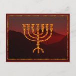 Moshe's Menorah Briefkaart<br><div class="desc">In de Torah Moshe Rabbenu wordt gezegd: "Je zult een Menorah van zuiver goud maken, geslagen, de Menorah wordt gemaakt, zijn basis, zijn tak, zijn goblets, zijn knoppen, en zijn bloemen zullen er vanaf worden gehammerd, " [Shmot 25:31] en later, "Zie, en bouw, volgens hun vorm die je op de...</div>