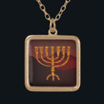 Moshe's Menorah Goud Vergulden Ketting<br><div class="desc">In de Torah Moshe Rabbenu wordt gezegd: "Je zult een Menorah van zuiver goud maken, geslagen, de Menorah wordt gemaakt, zijn basis, zijn tak, zijn goblets, zijn knoppen, en zijn bloemen zullen er vanaf worden gehammerd, " [Shmot 25:31] en later, "Zie en bouw, volgens hun vorm die je op de...</div>