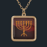 Moshe's Menorah Goud Vergulden Ketting<br><div class="desc">In de Torah Moshe Rabbenu wordt gezegd: "Je zult een Menorah van zuiver goud maken, geslagen, de Menorah wordt gemaakt, zijn basis, zijn tak, zijn goblets, zijn knoppen, en zijn bloemen zullen er vanaf worden gehammerd, " [Shmot 25:31] en later, "Zie, en bouw, volgens hun vorm die je op de...</div>