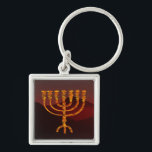 Moshe's Menorah Sleutelhanger<br><div class="desc">In de Torah Moshe Rabbenu wordt gezegd: "Je zult een Menorah van zuiver goud maken, geslagen, de Menorah wordt gemaakt, zijn basis, zijn tak, zijn goblets, zijn knoppen, en zijn bloemen zullen er vanaf worden gehammerd, " [Shmot 25:31] en later, "Zie, en bouw, volgens hun vorm die je op de...</div>