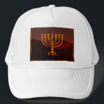 Moshe's Menorah Trucker Pet<br><div class="desc">In de Torah Moshe Rabbenu wordt gezegd: "Je zult een Menorah van zuiver goud maken, geslagen, de Menorah wordt gemaakt, zijn basis, zijn tak, zijn goblets, zijn knoppen, en zijn bloemen zullen er vanaf worden gehammerd, " [Shmot 25:31] en later, "Zie, en bouw, volgens hun vorm die je op de...</div>
