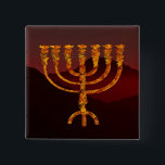 Moshe's Menorah Vierkante Button 5,1 Cm<br><div class="desc">In de Torah Moshe Rabbenu wordt gezegd: "Je zult een Menorah van zuiver goud maken, geslagen, de Menorah wordt gemaakt, zijn basis, zijn tak, zijn goblets, zijn knoppen, en zijn bloemen zullen er vanaf worden gehammerd, " [Shmot 25:31] en later, "Zie, en bouw, volgens hun vorm die je op de...</div>