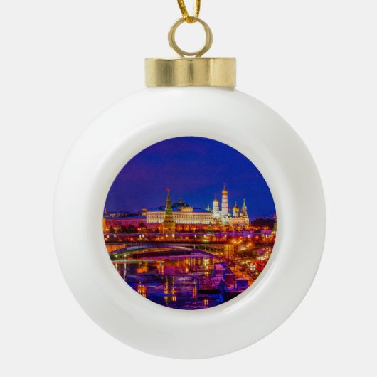 Moskou Kremlin in Winternacht Keramische Bal Ornament (Voorkant)