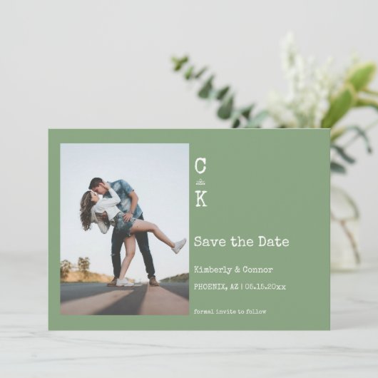 Moss Green minimalistische monogram foto Save The Date (Staand voorkant)