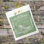 Moss Green Peacock Flourish Wedding Favor Bag Bedankzakje<br><div class="desc">Geef je gasten een huwelijksgunst met een set Moss Green Peacock Flourish Wedding Favor Bag. Het ontwerp van de tas is voorzien van een elegante pauw die is aangepast aan de bloei. Pas de bruidegom en de bruidnamen aan samen met de trouwdatum. Extra trouwbenodigdheden zijn ook beschikbaar bij dit ontwerp....</div>