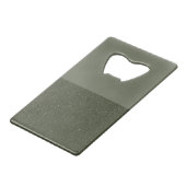 Moss Green Split Bottle Opener – Textured & Smooth Creditkaart Flessenopener (Voorkant Gekanteld)