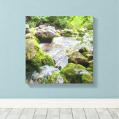 Mossy Mountain Stream – Pristine Forest River Canv Canvas Afdruk (Insitu (Houten vloer))