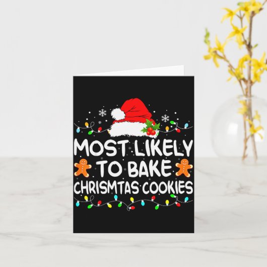 Most Likely To Bake Christmas Cookies Funny Xmas M Kaart (Gele Bloem)