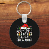 Most Likely To Decorate Her Dog Christmas Family M Sleutelhanger (Voorkant)