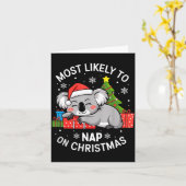 Most Likely To Nap On Christmas Funny Koala Xmas F Kaart (Gele Bloem)
