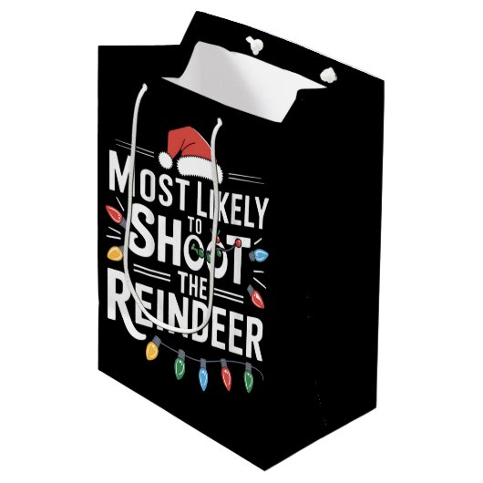 Most Likely To Shoot The Reindeer Family Christmas Medium Cadeauzakje (Voorkant Gekanteld)