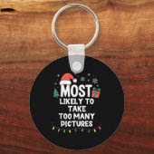 Most Likely To Take Too Many Ctures Christmas Funn Sleutelhanger (Voorkant)