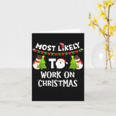 Most Likely To Work On Christmas Funny Xmas Matchi Kaart (Gele Bloem)