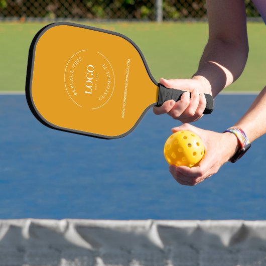 Mosterd Geel Bedrijf logo WEBSITE Promotie Pickleball Paddle (Insitu)