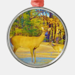 Mosterd gekleurd deer met lichtblauw metalen ornament