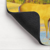 Mosterd gekleurd deer met lichtblauw muismat (Hoek)
