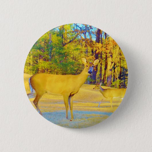 Mosterd gekleurd deer met lichtblauw ronde button 5,7 cm (Voorkant)