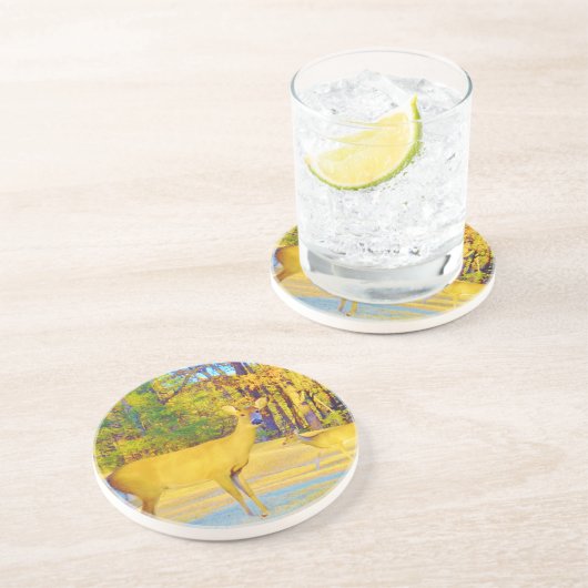 Mosterd gekleurd deer met lichtblauw zandsteen onderzetter (Zijkant)