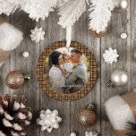 Mosterd traditionele tartan gepersonaliseerde kers keramisch ornament<br><div class="desc">Kerst mosterd en zwarte Tartaanse plaid check stijlvolle elegante vakantie decor ornament. Gold effect scripttekst. Modern traditioneel design.</div>