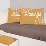 Mosterdgeel Dankbaar & gezegend Retro Typografie Kussen<br><div class="desc">Verhoog uw herfstdecor met onze charmante herfstkussen, een heerlijke mix van geïnspireerde typografie en minimalistische bladillustraties. Deze gezellige toevoeging legt moeiteloos de essentie van het seizoen vast. Het kussen is geplaatst tegen een warme en uitnodigende mosterdgele achtergrond en heeft een elegante retro-stijl typografie in knapperig wit, met aan de ene...</div>