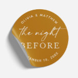 Mosterdrepetitiediner | Nacht voor Boho Herfst Ronde Sticker<br><div class="desc">Voeg een gedurfde en aardse touch toe aan uw pre-huwelijksfeest met deze mosterdgele ronde sticker met de zin "The Night Before". Met zijn warme, gouden toon is dit ontwerp ideaal voor herfstbruiloften, boho-thema's en rustieke vieringen. Gebruik het om enveloppen te verzegelen, welkomstzakken te labelen of dinergunsten voor repetities te versieren....</div>