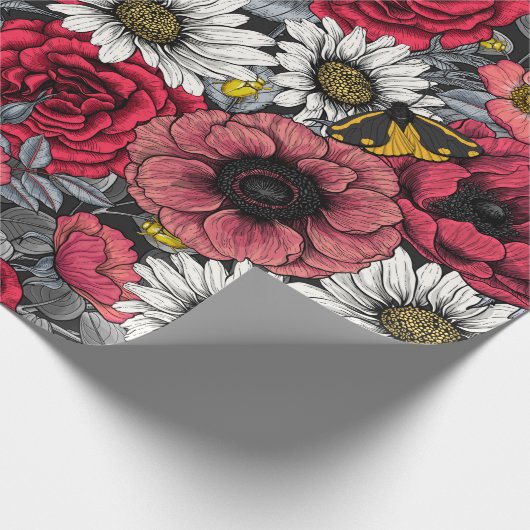 Moten op bloemenmix in rood en grijs cadeaupapier (Hoek)