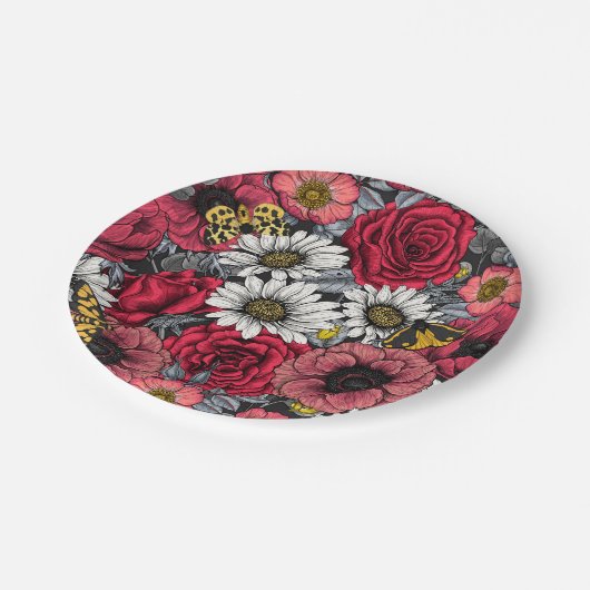 Moten op bloemenmix in rood en grijs papieren bordje (Gekanteld)