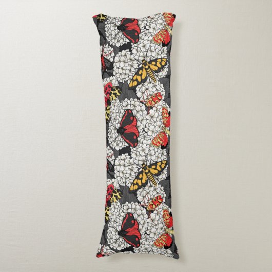 Moten op witte hydrangea lichaamskussen (Voorkant Verticaal)