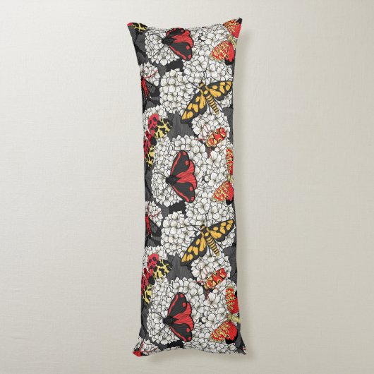 Moten op witte hydrangea lichaamskussen (Achterkant (Verticaal))