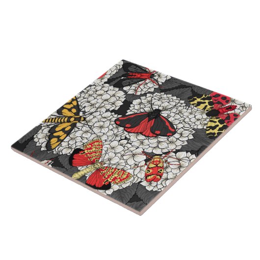 Moten op witte hydrangea tegeltje (Zijkant)