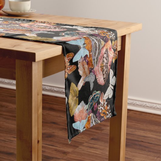 Moth Cotillion | Goblincore Witchy Table Runner Medium Tafelloper (Voorbeeld)