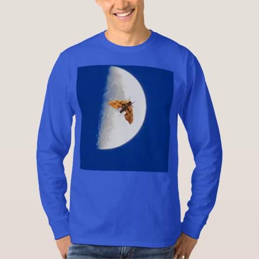 Moth op de A Big Half Moon T-shirt (Voorkant)