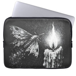Moth to the Flame — door BurnsInHell Laptop Sleeve