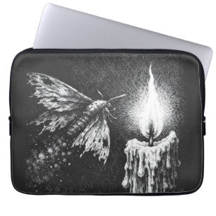 Moth to the Flame — door BurnsInHell Laptop Sleeve