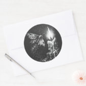 Moth to the Flame — door BurnsInHell Ronde Sticker (Envelop)