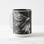 Moth to the Flame — door BurnsInHell Tweekleurige Koffiemok (Voorkant links)