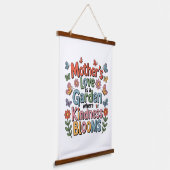 Mother’s Love Is A Garden Where Kindness Blooms Hangend Wandkleed (Gebogen)
