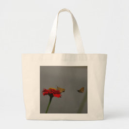 Moths en Red Zinnia Grote Tote Bag