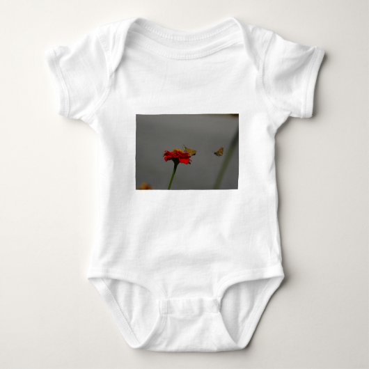 Moths en Red Zinnia Romper (Voorkant)