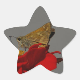 Moths en Red Zinnia Ster Sticker