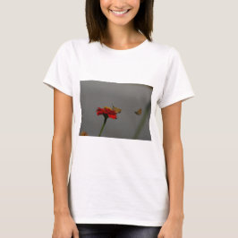 Moths en Red Zinnia T-shirt