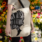 Motivatie citaat - Wij stijgen door anderen op te  Tote Bag