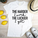 Motivatie de harder die ik werk... t-shirt<br><div class="desc">Koel een stijlvolle combinatie van vet lettertype met handschrift met eenvoudige motivatie inspirerend tekst De harder die ik werk de Luckier die ik krijg. Perfect origineel geschenk voor alle hardwerkende mensen, misschien zijn het studenten, bodybuilders, ondernemers, en zij zijn zich ervan bewust dat u zelf uw beste schepper van geluk...</div>
