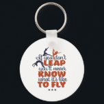 Motivatie gymnastieksport Quote Girl Gymnast Sleutelhanger<br><div class="desc">Als je niet weglekt, weet je nooit hoe het is om te vliegen. Inspirerend en motivatie gymnastiek voor de gymnast van meisjes en jongens. Deze schattige koopwaar is geweldig voor gymnastiekcoach, atleten, trotse moeder en vader. Ideaal voor het gymnastiekteam. Geweldig kerstcadeau en verjaardagscadeau voor zoon, dochter, kleinzoon of kleindochter. De...</div>