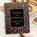 Motivatie luipaard motief bruin zwart 2025 planner<br><div class="desc">Elegant,  cool,  glamoureus en vrouwelijk met bruin,  gouden en zwarte luipaard,  versierd met gouden confetti. Personaliseer en voeg jouw naam toe. Sjabloon voor een jaar,  zwarte letters. Een zwart lijst met het motivatie citaat: Elke dag is een Nieuw Beginnend. Ideaal voor vrouw ondernemers,  make-up artiesten,  winkeleigenaars,  consultants.</div>