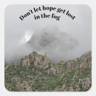 Motivatie ophangen in daar berg met mist vierkante sticker