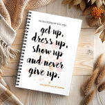 Motivatie planner nooit opgeven<br><div class="desc">Geef nooit Typografie op - presenteer deze prachtige motivatie planner. Met een achtergrond zachte aquarelle verf in elegante tinten roze en beige. De inspirerende cover: "Hoe je je ook voelt - sta op, jurk omhoog, show omhoog en geef nooit op." Wakker worden geïnspireerd, neem de dag in met deze sensationele...</div>