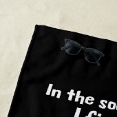 Motivatie quote over meisje dat voetbal speelt strandlaken (In situ)