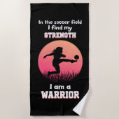 Motivatie quote over meisje dat voetbal speelt strandlaken (Voorkant)