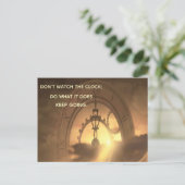 Motivatie WACHT NIET DAT DE KLOK DOET WAT HET DOET Briefkaart (Staand voorkant)